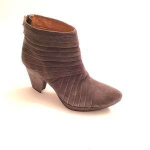 Earthies Jasko grey Suede Platform Booties